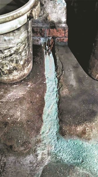 廣州兩家無證照排污企業(yè)直排藍色廢水被查處，兩人被刑拘